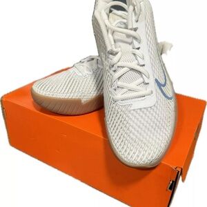 Size 8 - NikeCourt Air Zoom Vapor 11 HC Women